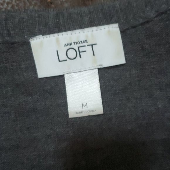 LOFT L/S Grey Gathered V Neck Pearl Button Cardi - Picture 9 of 10
